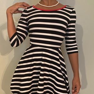 Bʟᴀᴄᴋ sᴛʀɪᴘᴇs ᴅʀᴇss
sᴍᴀʟʟ
Bʀᴀɴᴅ: ᴇxᴘʀᴇss
$25